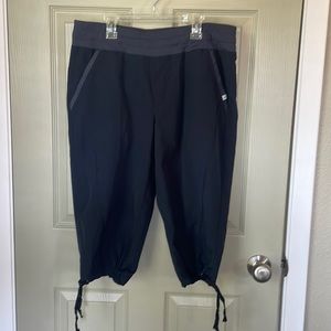 EUC bcg  black with grey trim capris